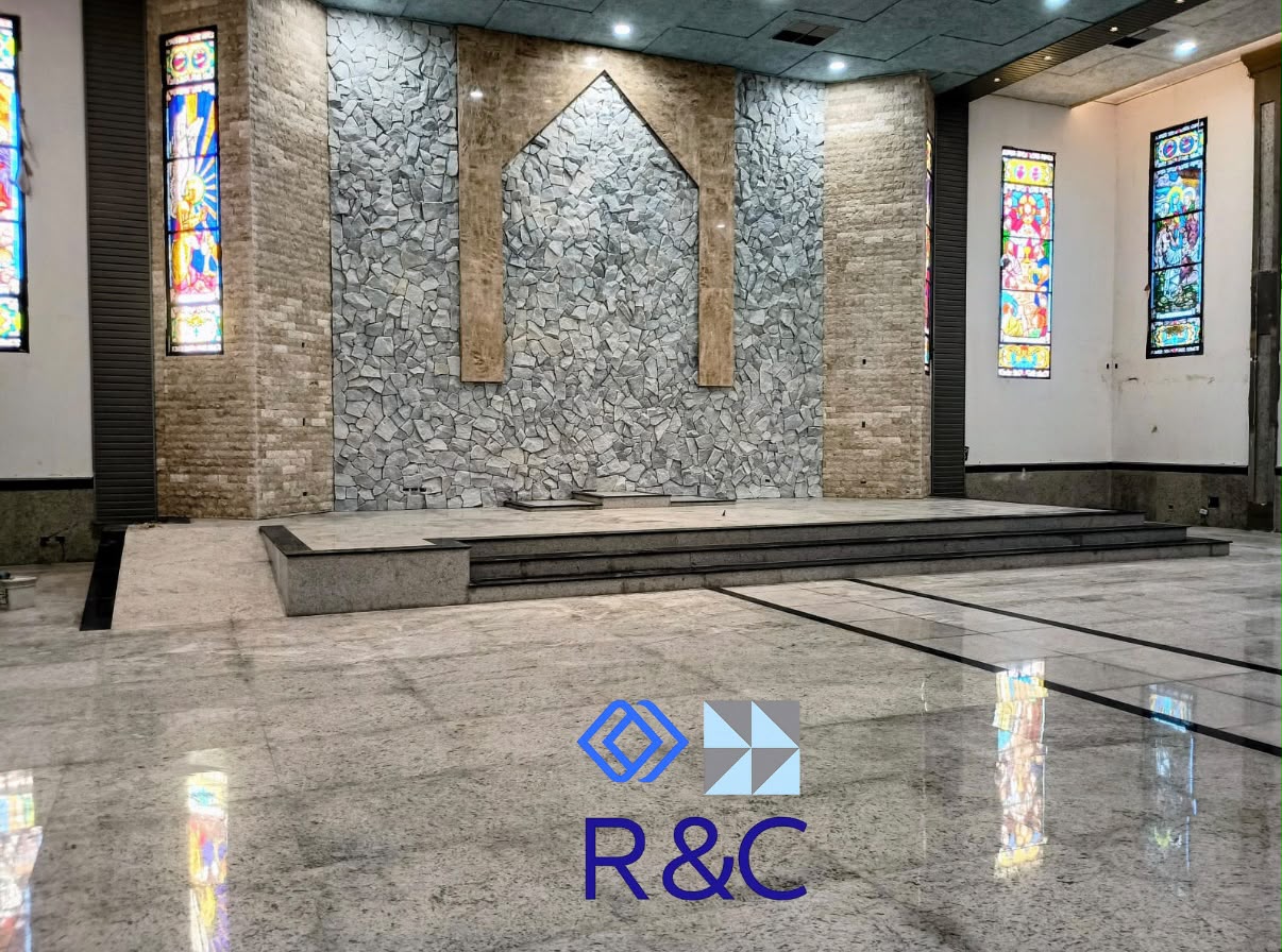 Piso de granito e revestimento de pedra em igreja